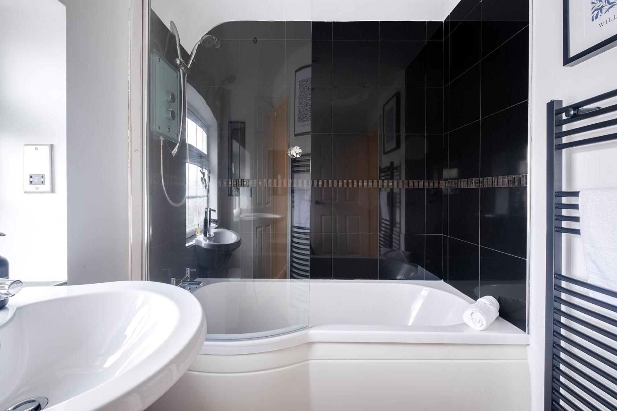 Inspira - Stunning Large Modern House - 3-car Driveway - Ps4 & Table Football - Huge Kitchen Leicester