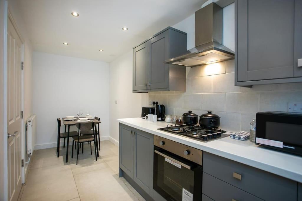 5 Bed House, Sleeps 9, Separate, Driveway, Close To Leicester