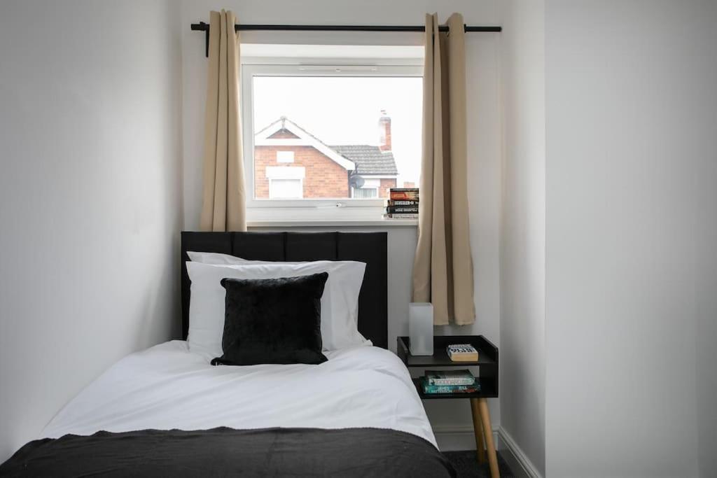 5 Bed House, Sleeps 9, Separate, Driveway, Close To Holiday home Leicester