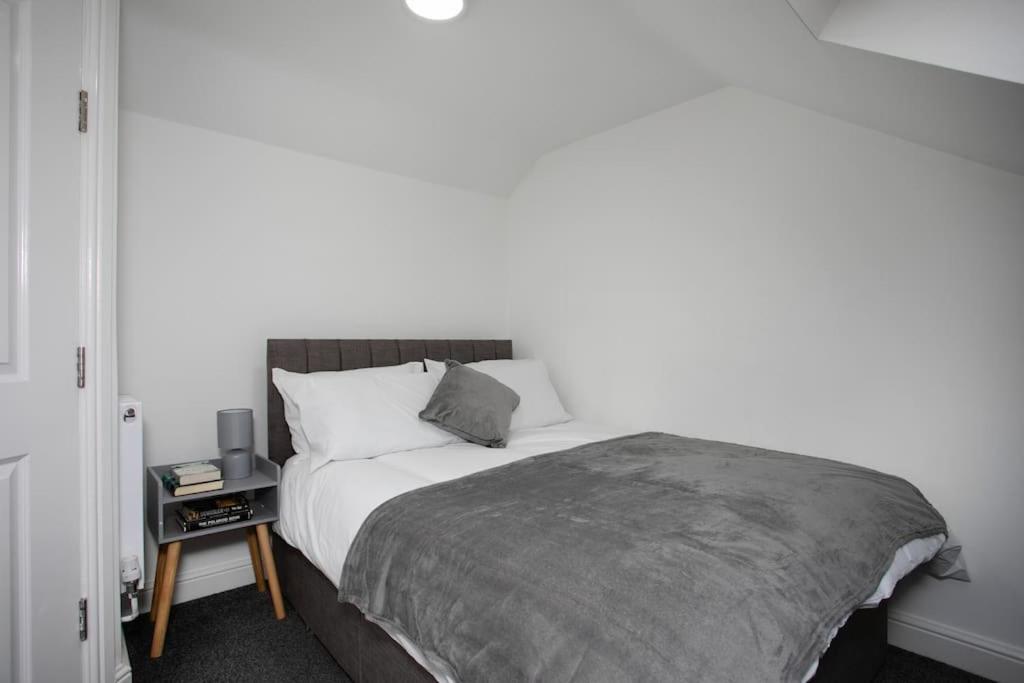 5 Bed House, Sleeps 9, Separate, Driveway, Close To *