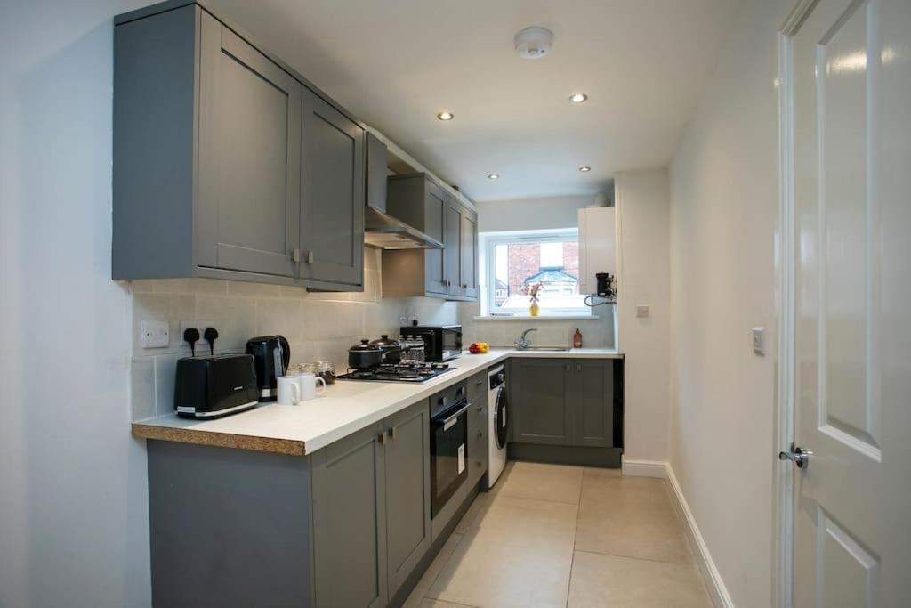 5 Bed House, Sleeps 9, Separate, Driveway, Close To