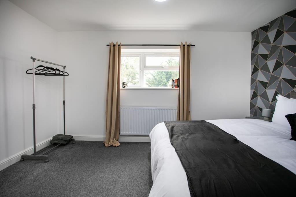 Holiday home 5 Bed House, Sleeps 9, Separate, Driveway, Close To Leicester