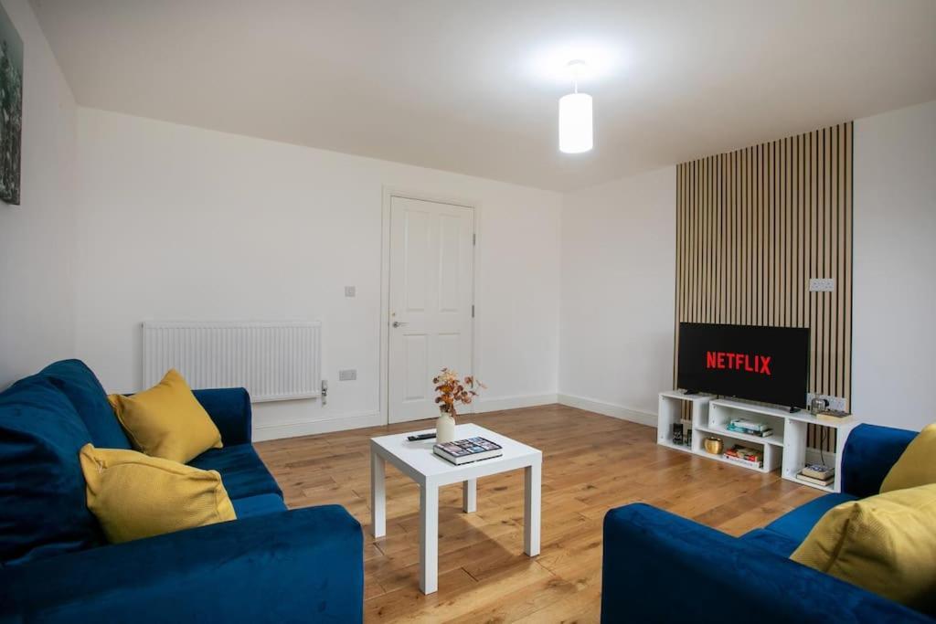 5 Bed House, Sleeps 9, Separate, Driveway, Close To Leicester