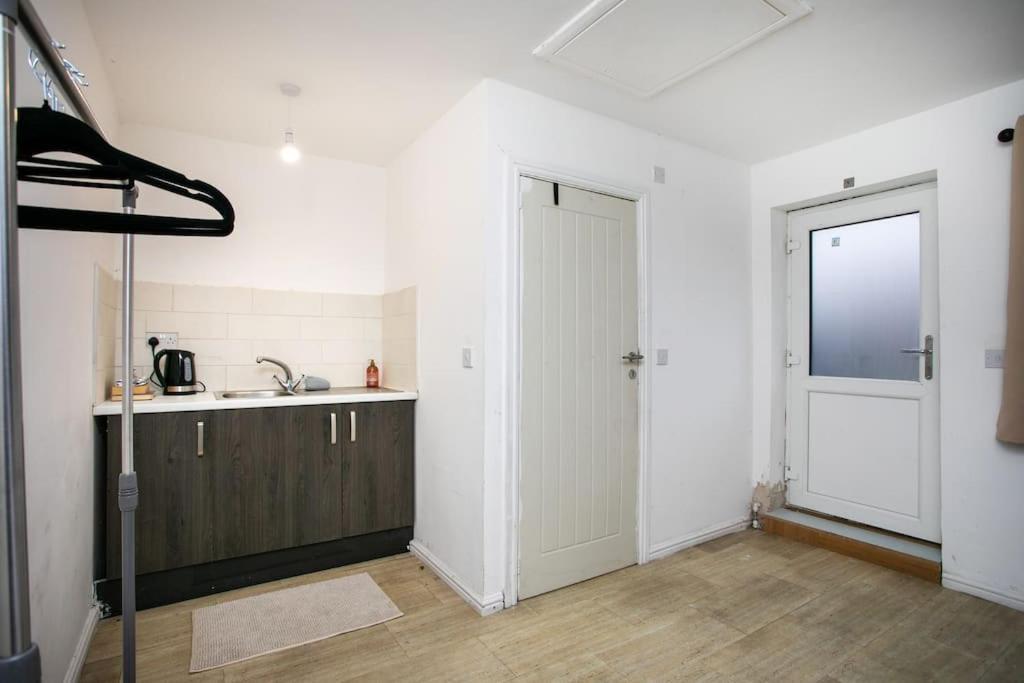 5 Bed House, Sleeps 9, Separate, Driveway, Close To Leicester