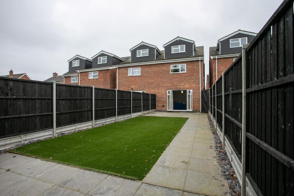 5 Bed House, Sleeps 9, Separate, Driveway, Close To * Leicester