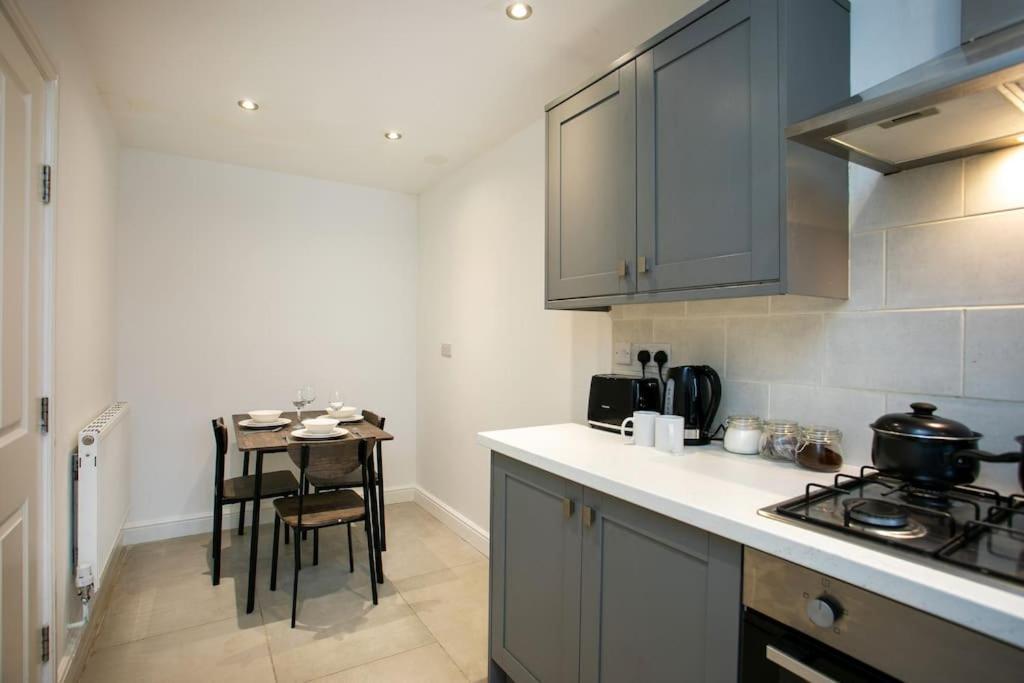 Holiday home 5 Bed House, Sleeps 9, Separate, Driveway, Close To *