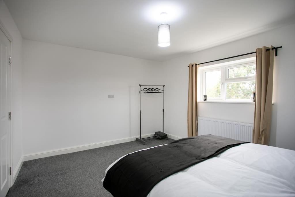 Holiday home 5 Bed House, Sleeps 9, Separate, Driveway, Close To
