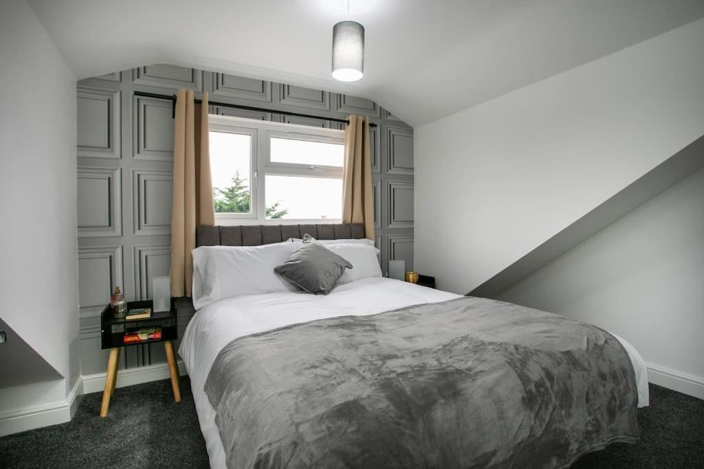 5 Bed House, Sleeps 9, Separate, Driveway, Close To *