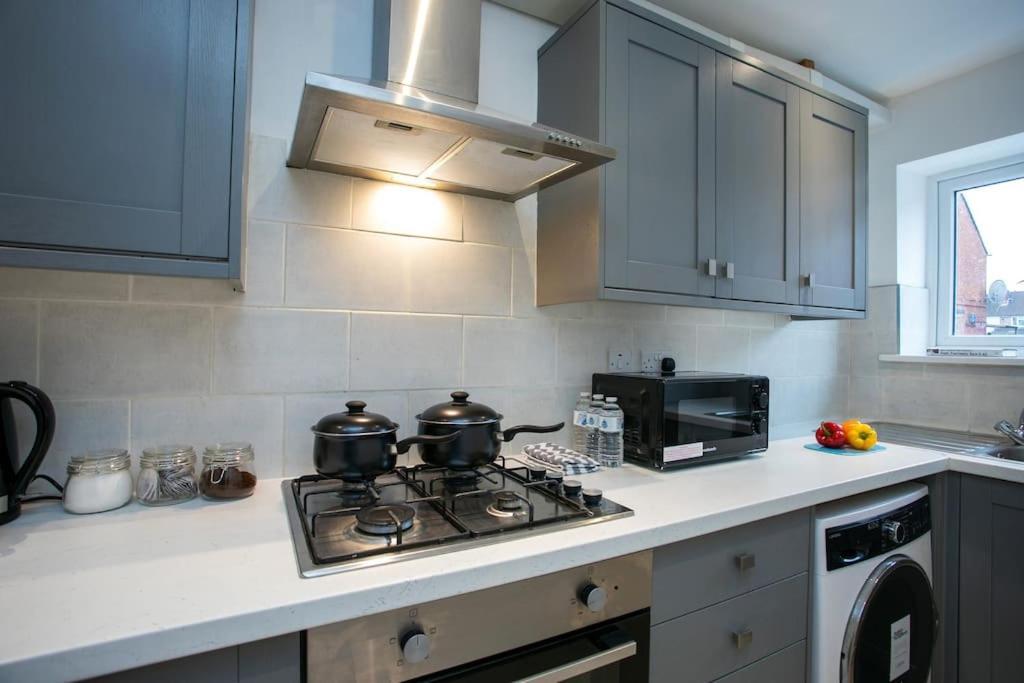 5 Bed House, Sleeps 9, Separate, Driveway, Close To Holiday home