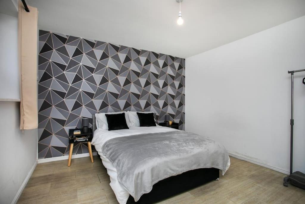 5 Bed House, Sleeps 9, Separate, Driveway, Close To Holiday home *