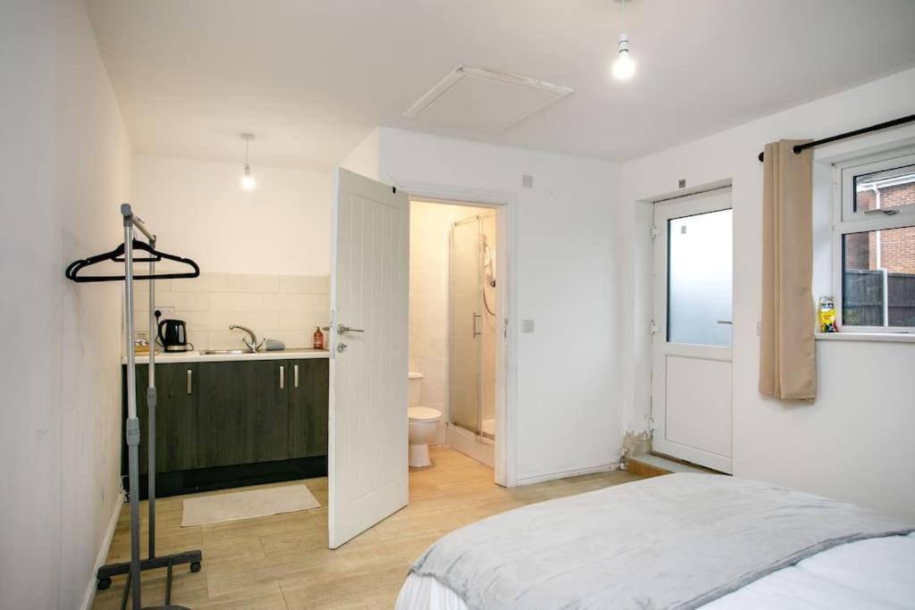 5 Bed House, Sleeps 9, Separate, Driveway, Close To *