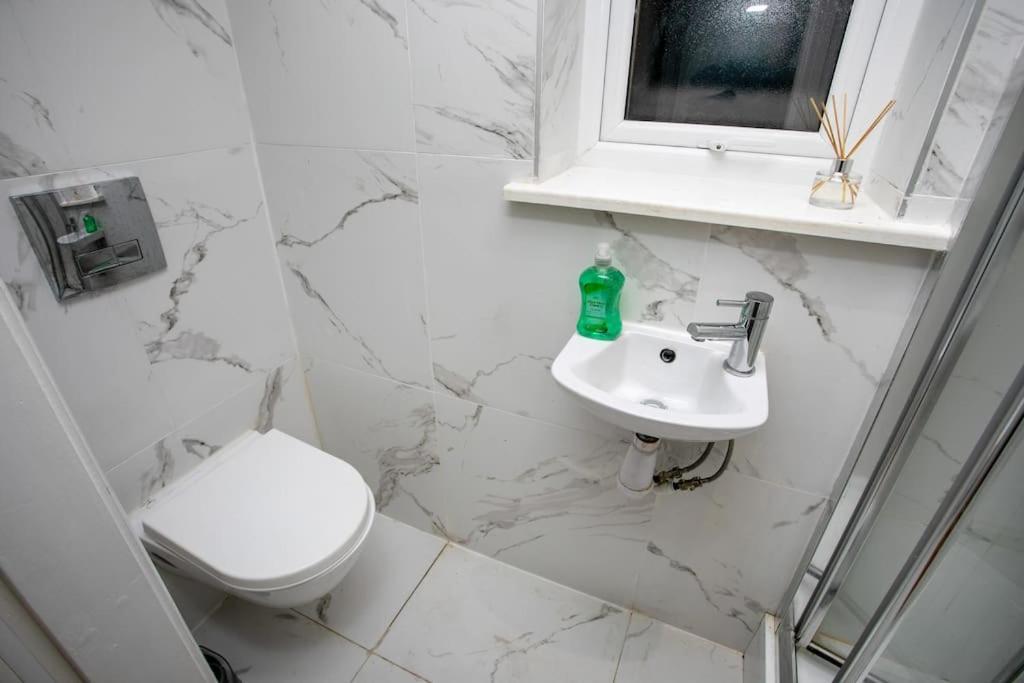 5 Bed House, Sleeps 9, Separate, Driveway, Close To Leicester