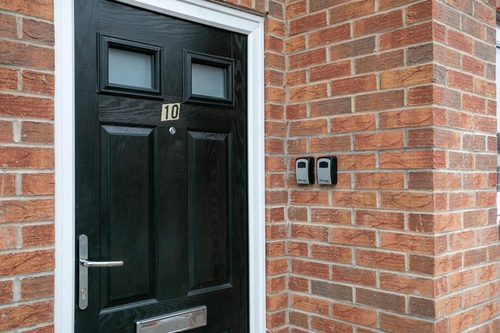 5 Bed House, Sleeps 9, Separate, Driveway, Close To
