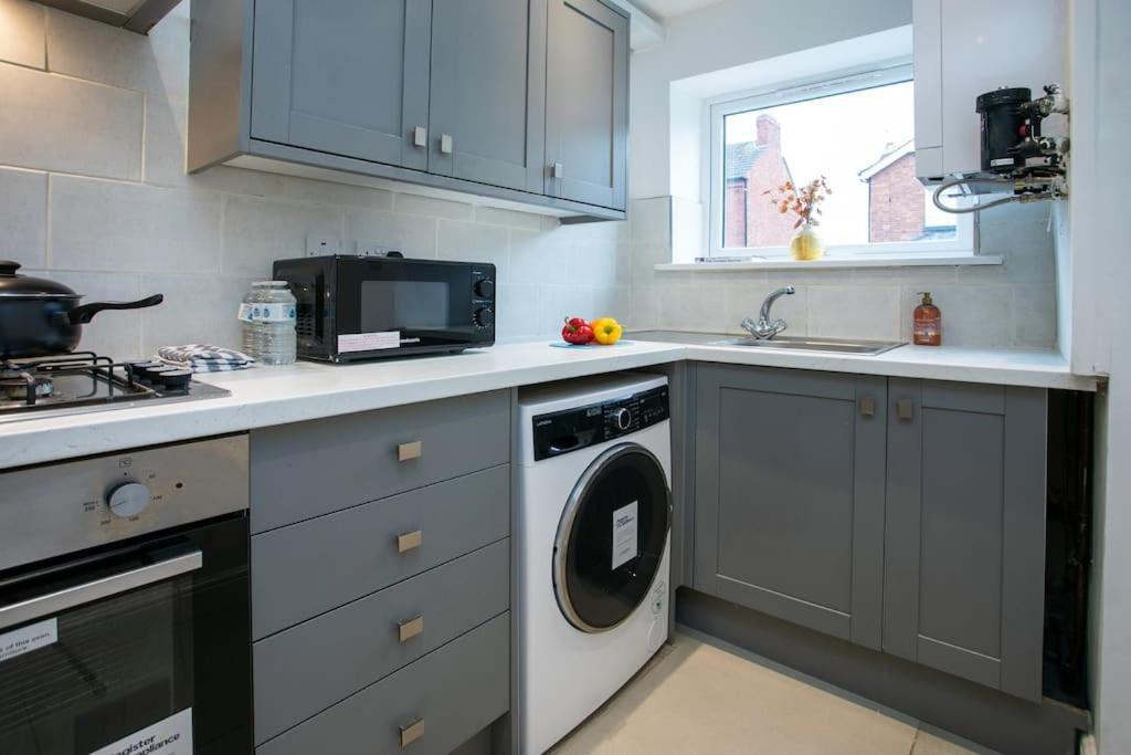 Holiday home 5 Bed House, Sleeps 9, Separate, Driveway, Close To *