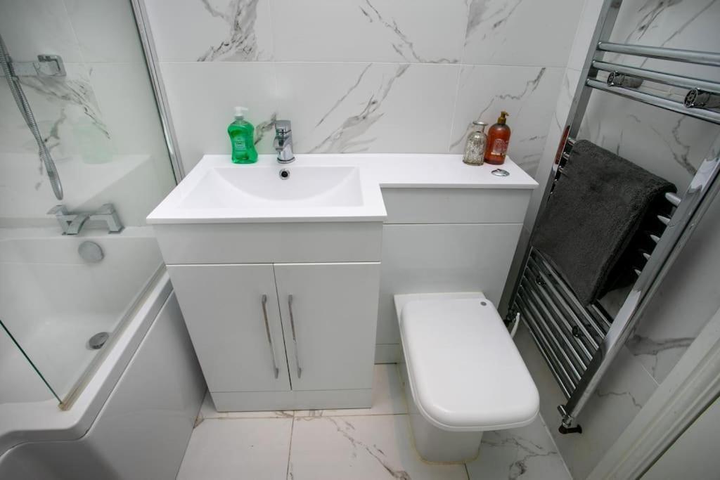 5 Bed House, Sleeps 9, Separate, Driveway, Close To