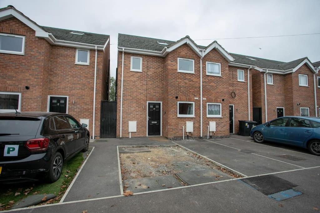 Holiday home 5 Bed House, Sleeps 9, Separate, Driveway, Close To Leicester