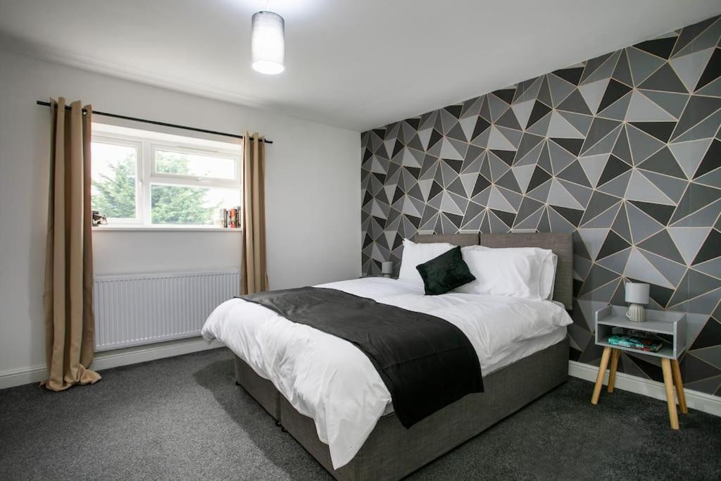 5 Bed House, Sleeps 9, Separate, Driveway, Close To * Leicester