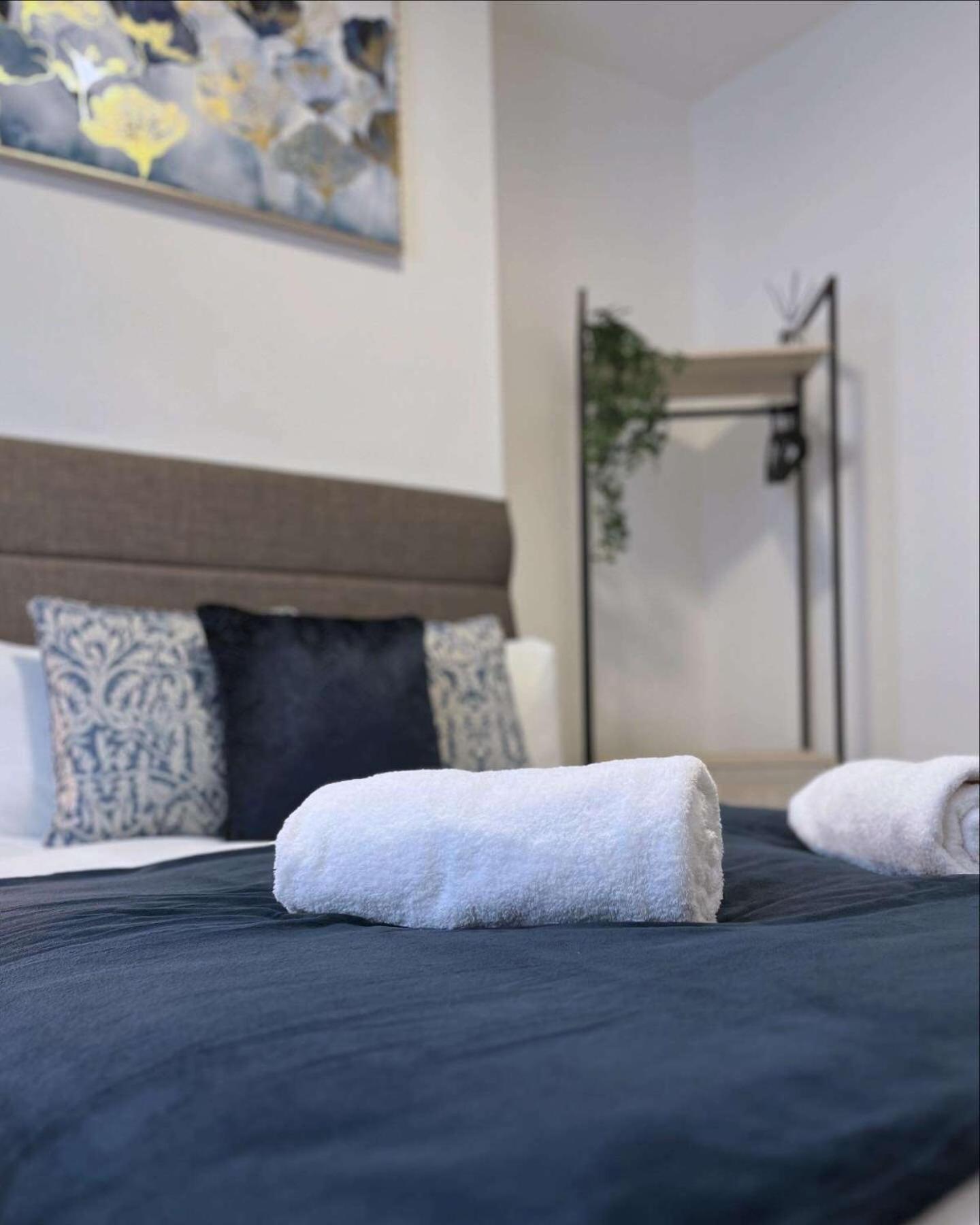 Modern Urban 4 Bedroom House With Free Parking Holiday home *