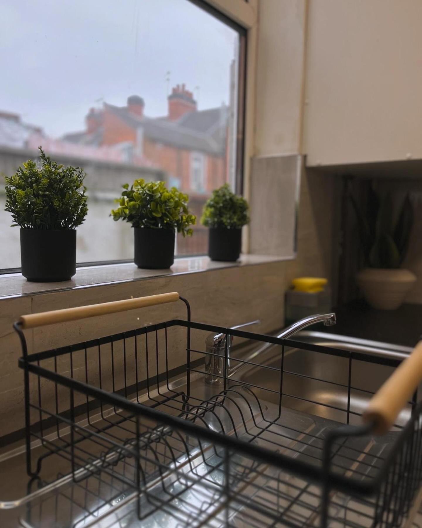 Modern Urban 4 Bedroom House With Free Parking Holiday home Leicester