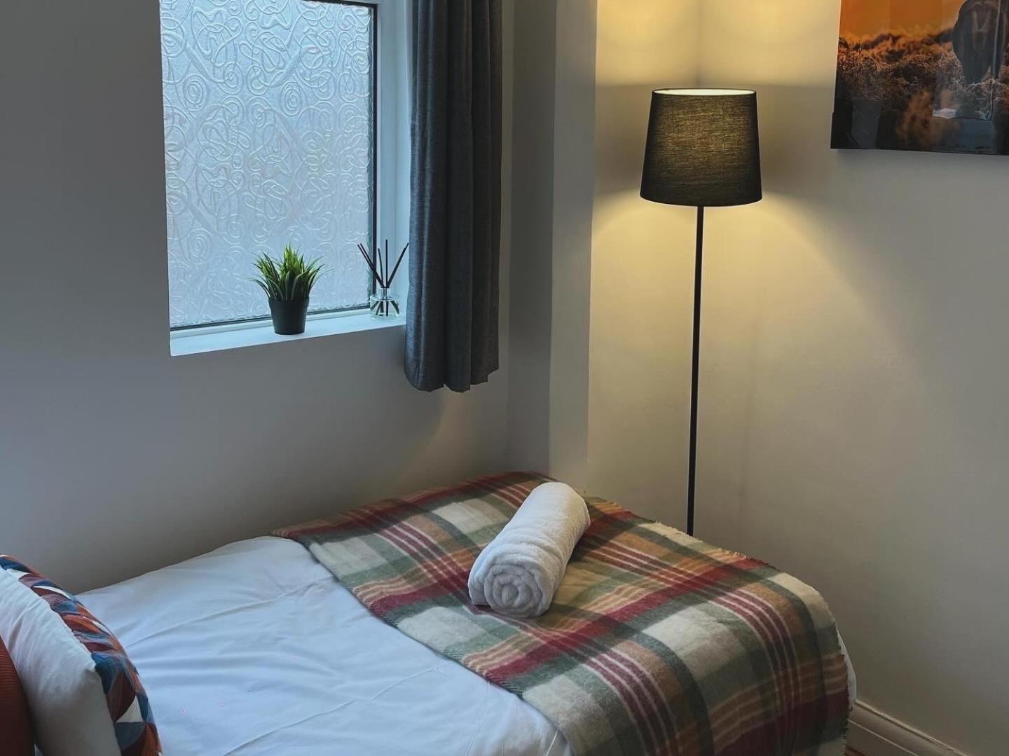 Modern Urban 4 Bedroom House With Free Parking Holiday home Leicester