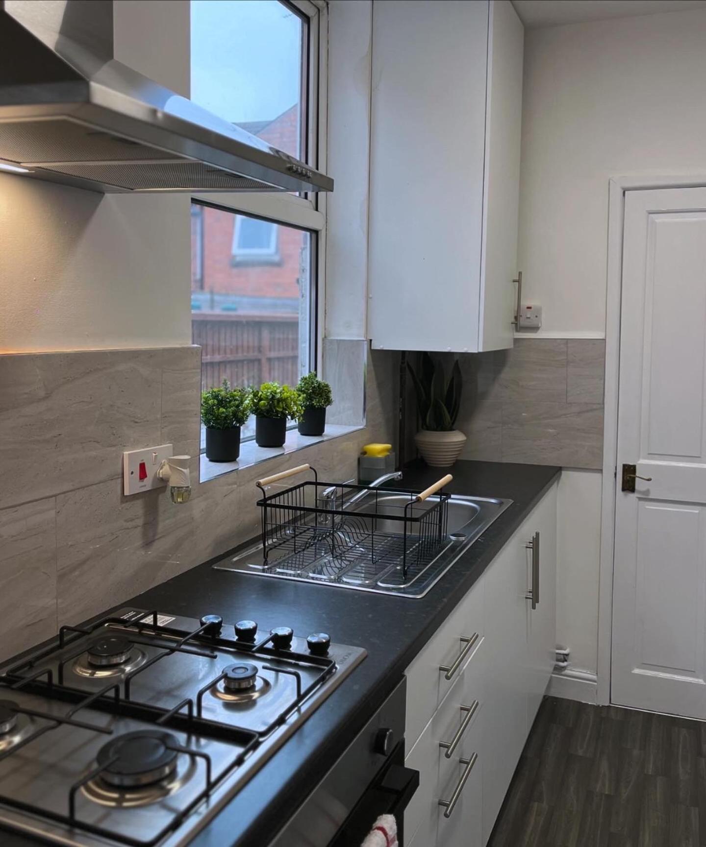 Modern Urban 4 Bedroom House With Free Parking *