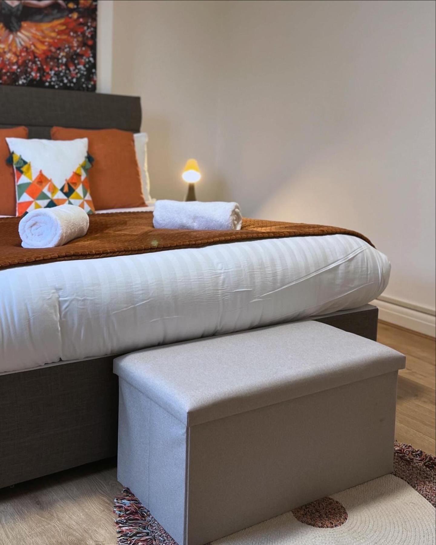 Modern Urban 4 Bedroom House With Free Parking Holiday home