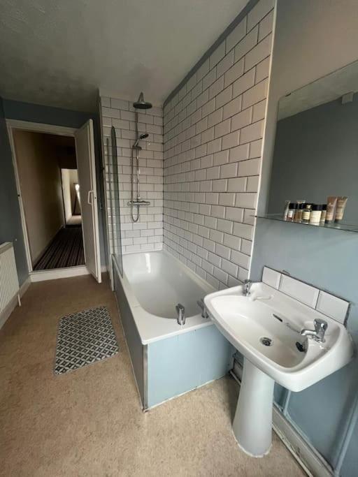 3 Bedroom House Close To Holiday home *