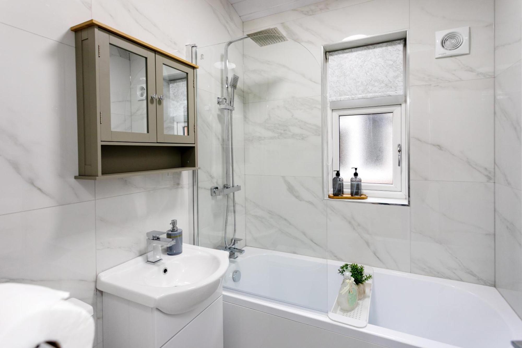Contractors, Corporate Clients, Insurance Clients - Free Wi-Fi, Free Parking, Sleeps 8 Holiday home *
