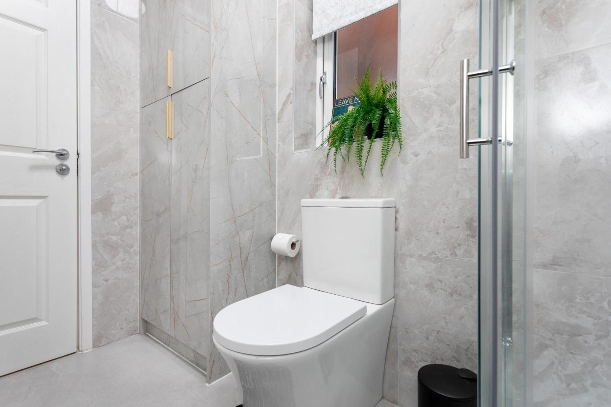 Contractors, Corporate Clients, Insurance Clients - Free Wi-Fi, Free Parking, Sleeps 8 Holiday home Leicester