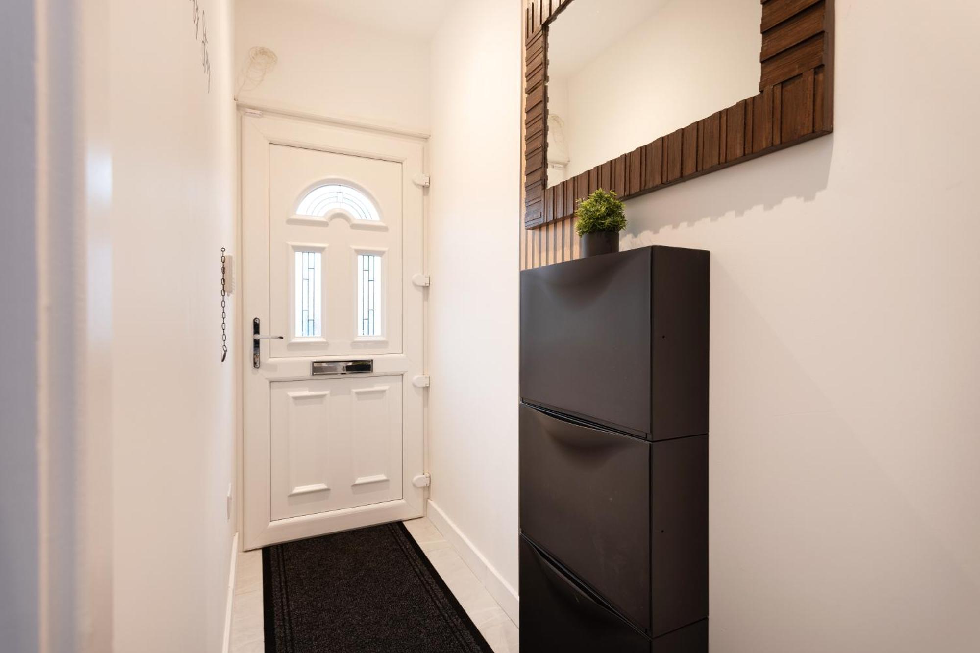 Holiday home Contractors, Corporate Clients, Insurance Clients - Free Wi-Fi, Free Parking, Sleeps 8