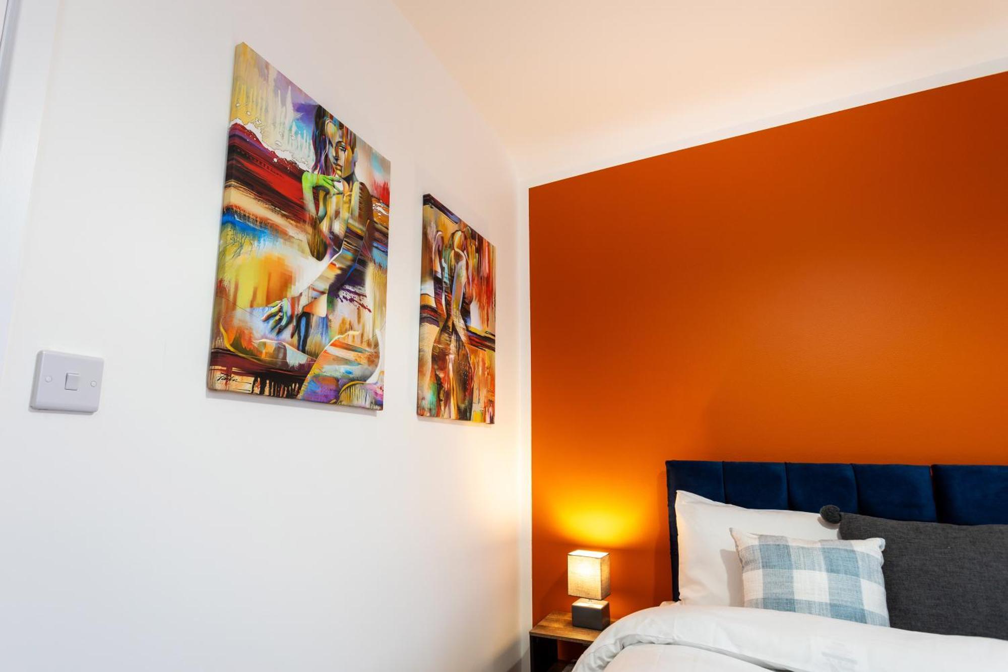 Contractors, Corporate Clients, Insurance Clients - Free Wi-Fi, Free Parking, Sleeps 8 Holiday home *