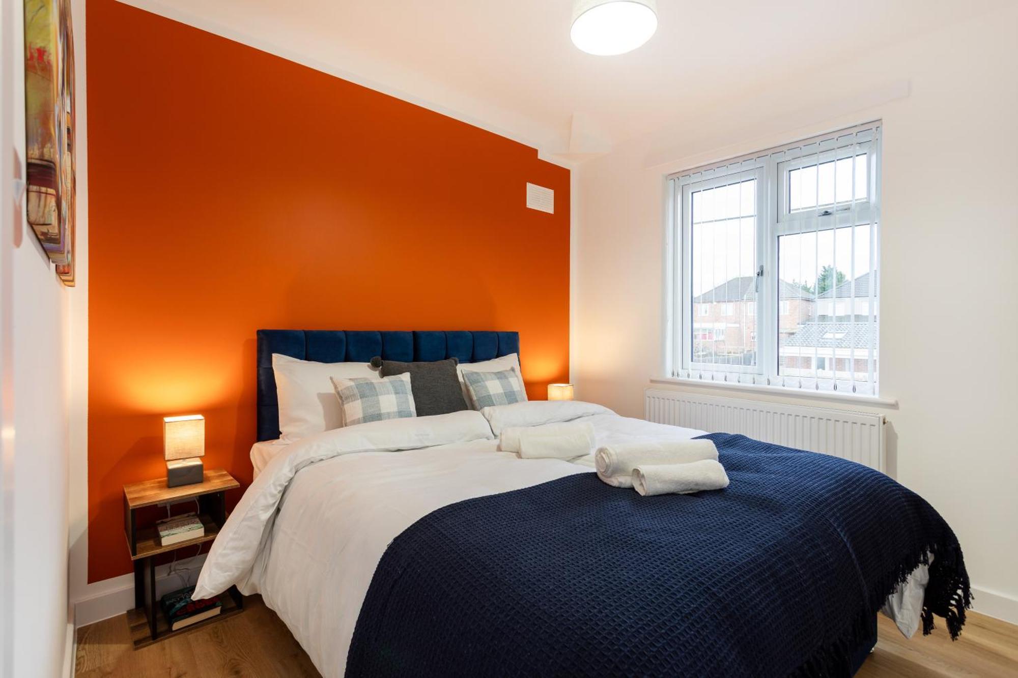 Holiday home Contractors, Corporate Clients, Insurance Clients - Free Wi-Fi, Free Parking, Sleeps 8 *