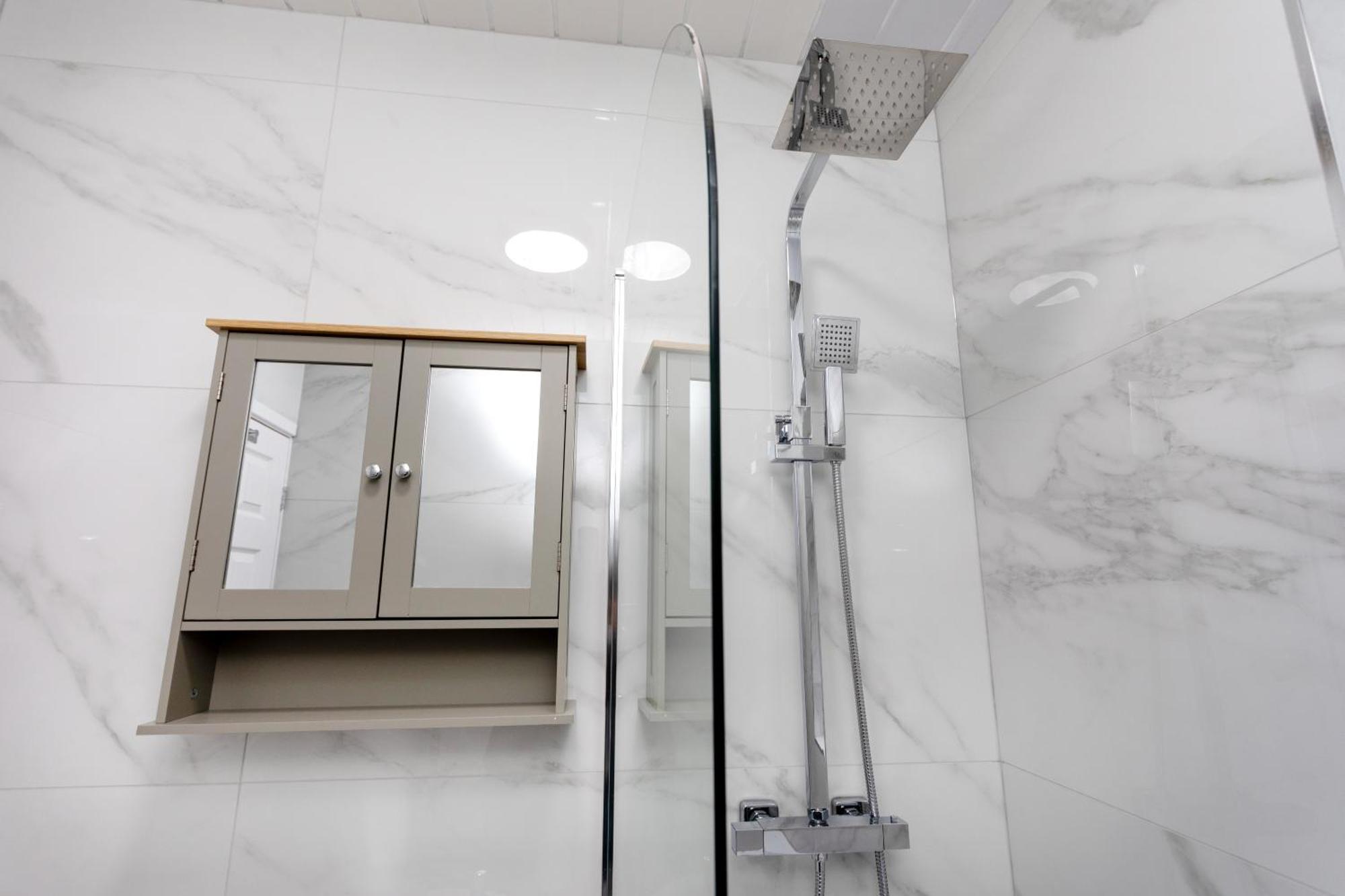 Contractors, Corporate Clients, Insurance Clients - Free Wi-Fi, Free Parking, Sleeps 8 * Leicester