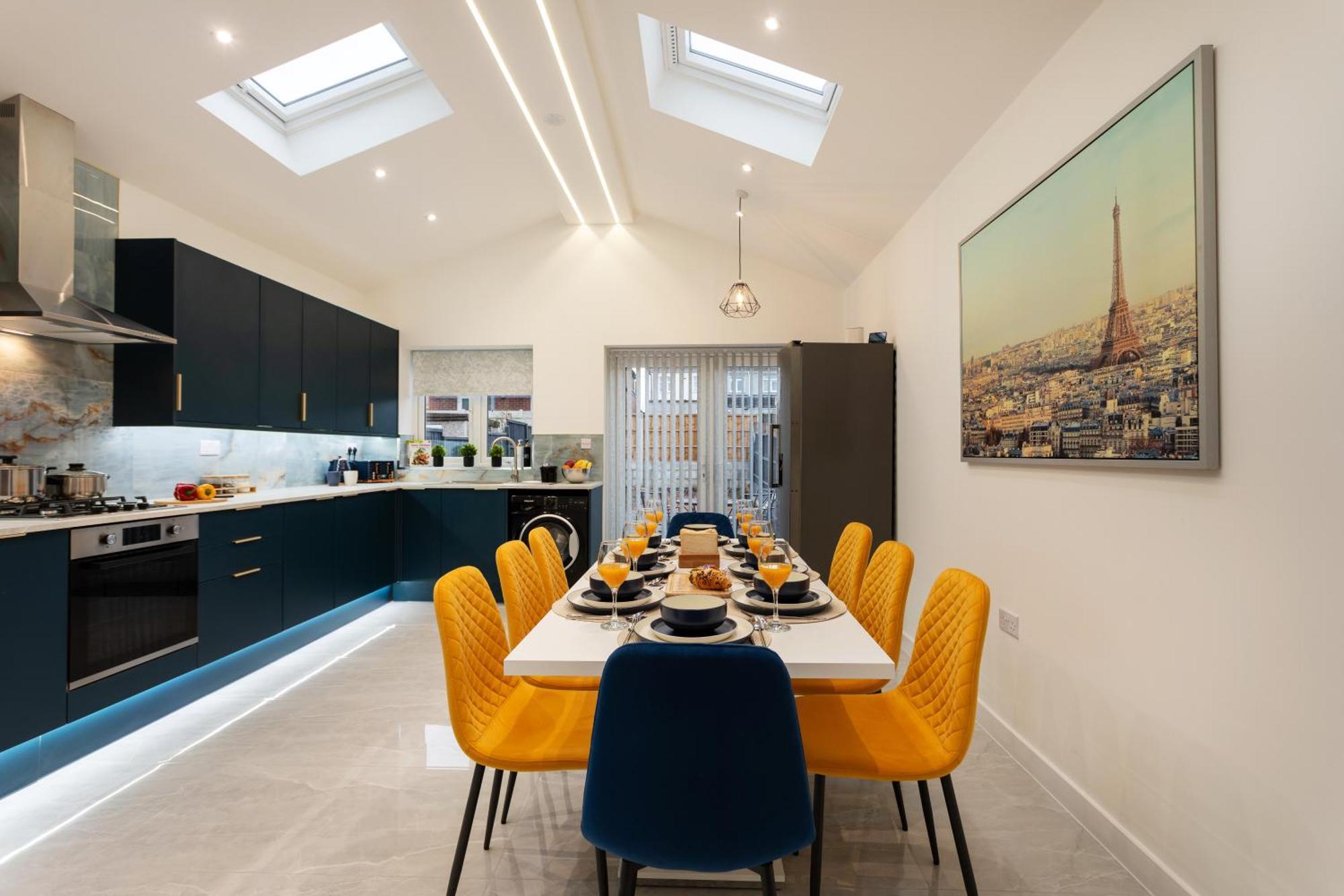 Holiday home Contractors, Corporate Clients, Insurance Clients - Free Wi-Fi, Free Parking, Sleeps 8