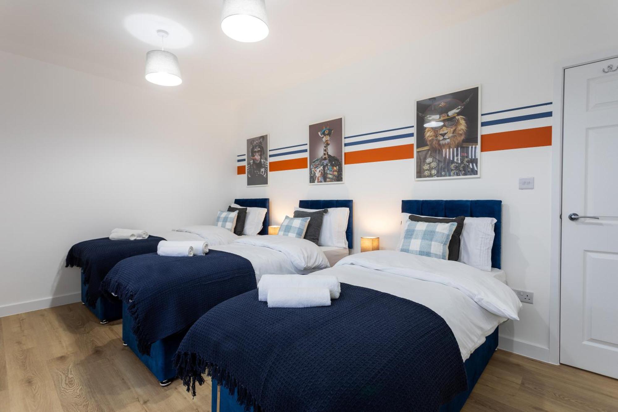 Contractors, Corporate Clients, Insurance Clients - Free Wi-Fi, Free Parking, Sleeps 8 Holiday home *