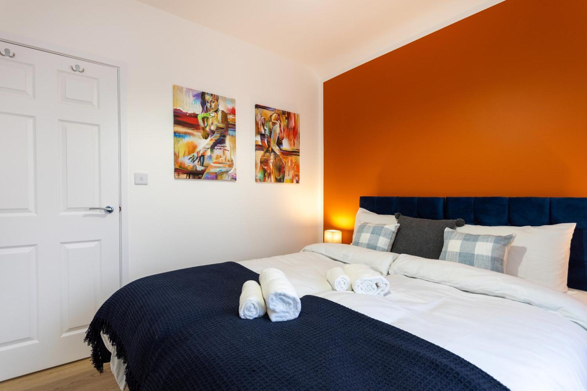 Contractors, Corporate Clients, Insurance Clients - Free Wi-Fi, Free Parking, Sleeps 8 Holiday home Leicester