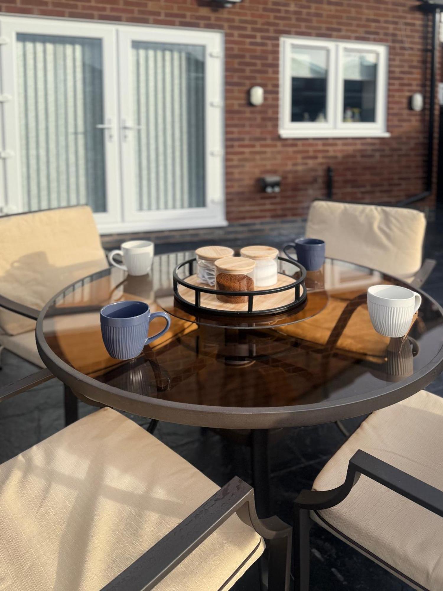 Contractors, Corporate Clients, Insurance Clients - Free Wi-Fi, Free Parking, Sleeps 8 Holiday home