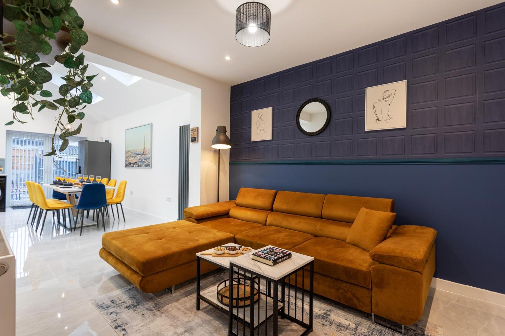 Holiday home Contractors, Corporate Clients, Insurance Clients - Free Wi-Fi, Free Parking, Sleeps 8 *