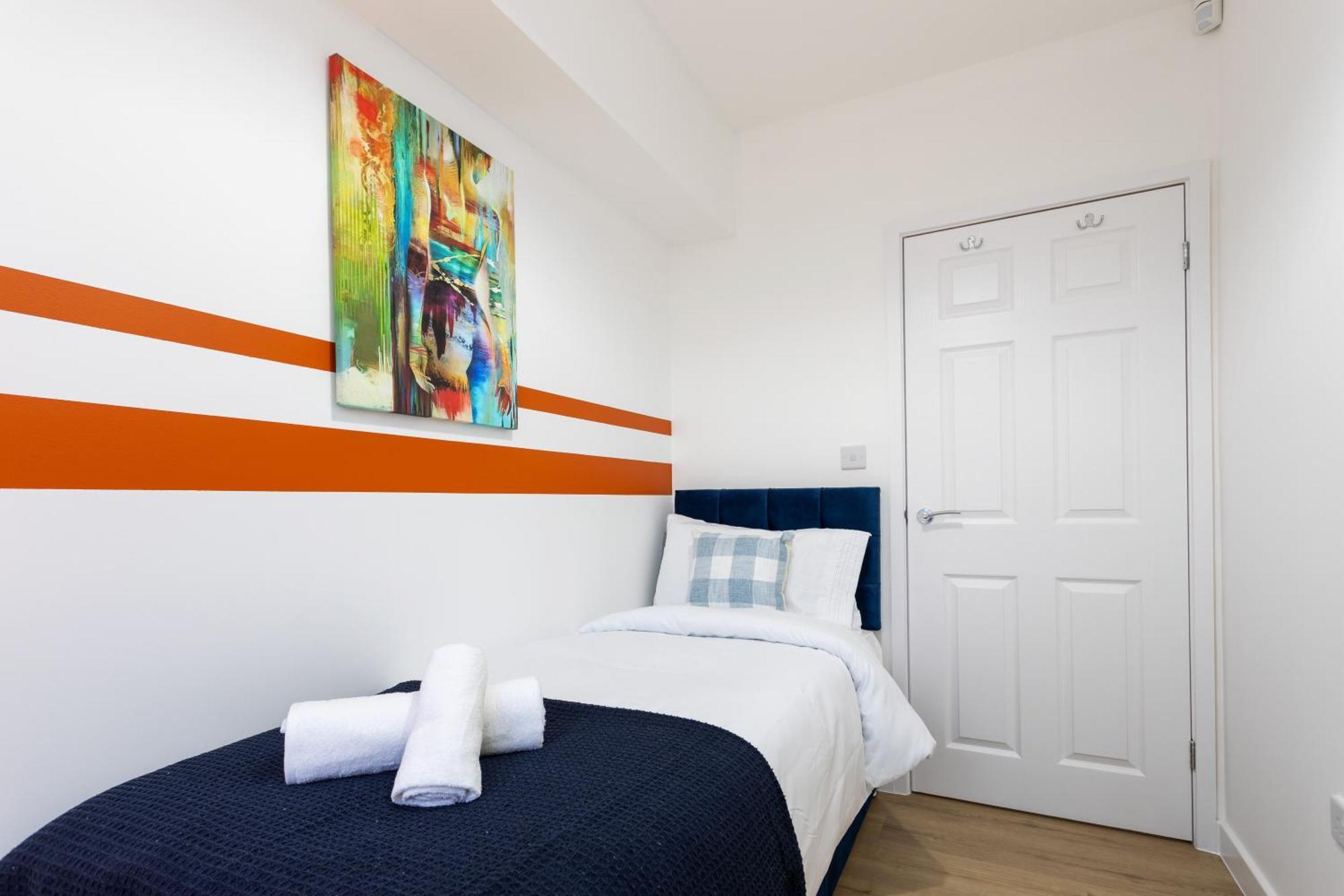 Holiday home Contractors, Corporate Clients, Insurance Clients - Free Wi-Fi, Free Parking, Sleeps 8
