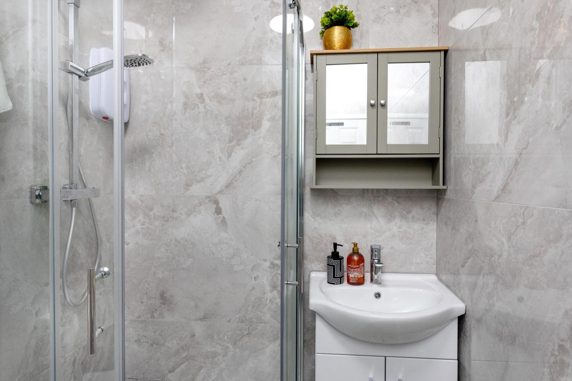 Contractors, Corporate Clients, Insurance Clients - Free Wi-Fi, Free Parking, Sleeps 8 *