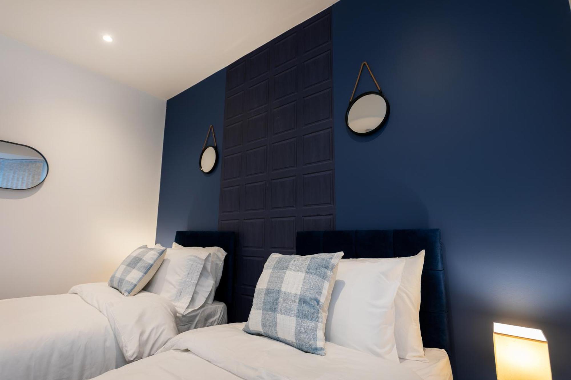 Contractors, Corporate Clients, Insurance Clients - Free Wi-Fi, Free Parking, Sleeps 8 Holiday home