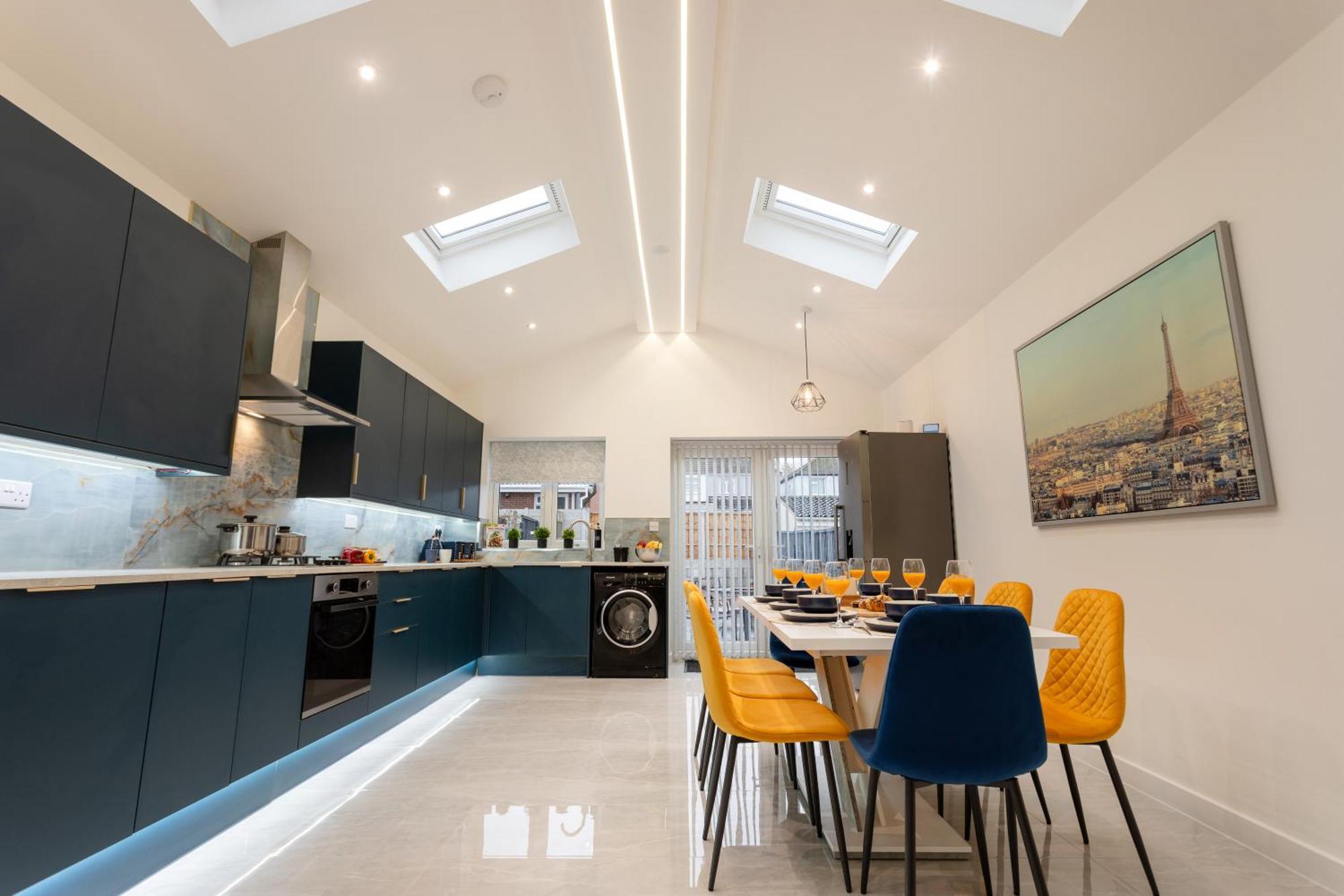Holiday home Contractors, Corporate Clients, Insurance Clients - Free Wi-Fi, Free Parking, Sleeps 8