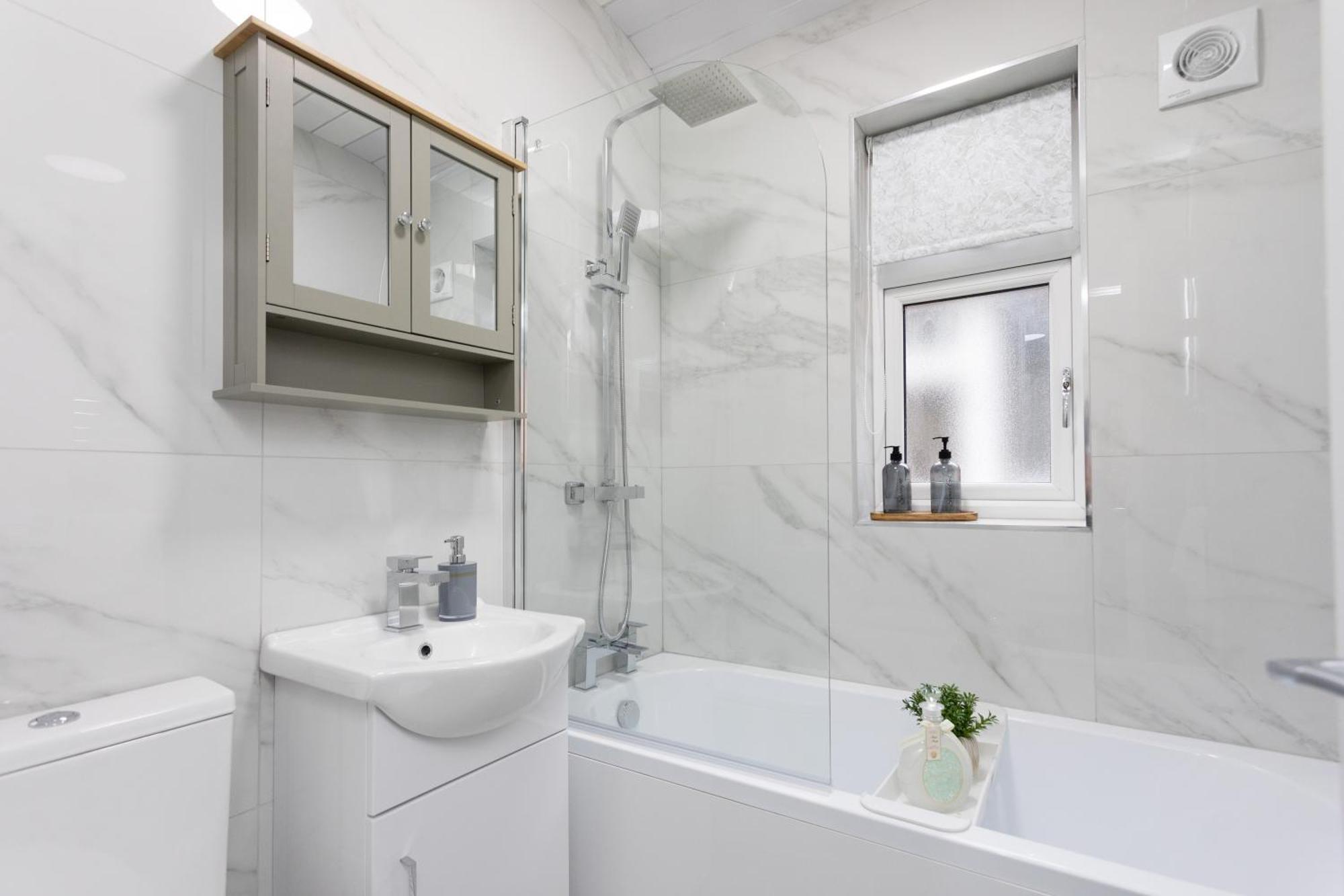 Holiday home Contractors, Corporate Clients, Insurance Clients - Free Wi-Fi, Free Parking, Sleeps 8 Leicester