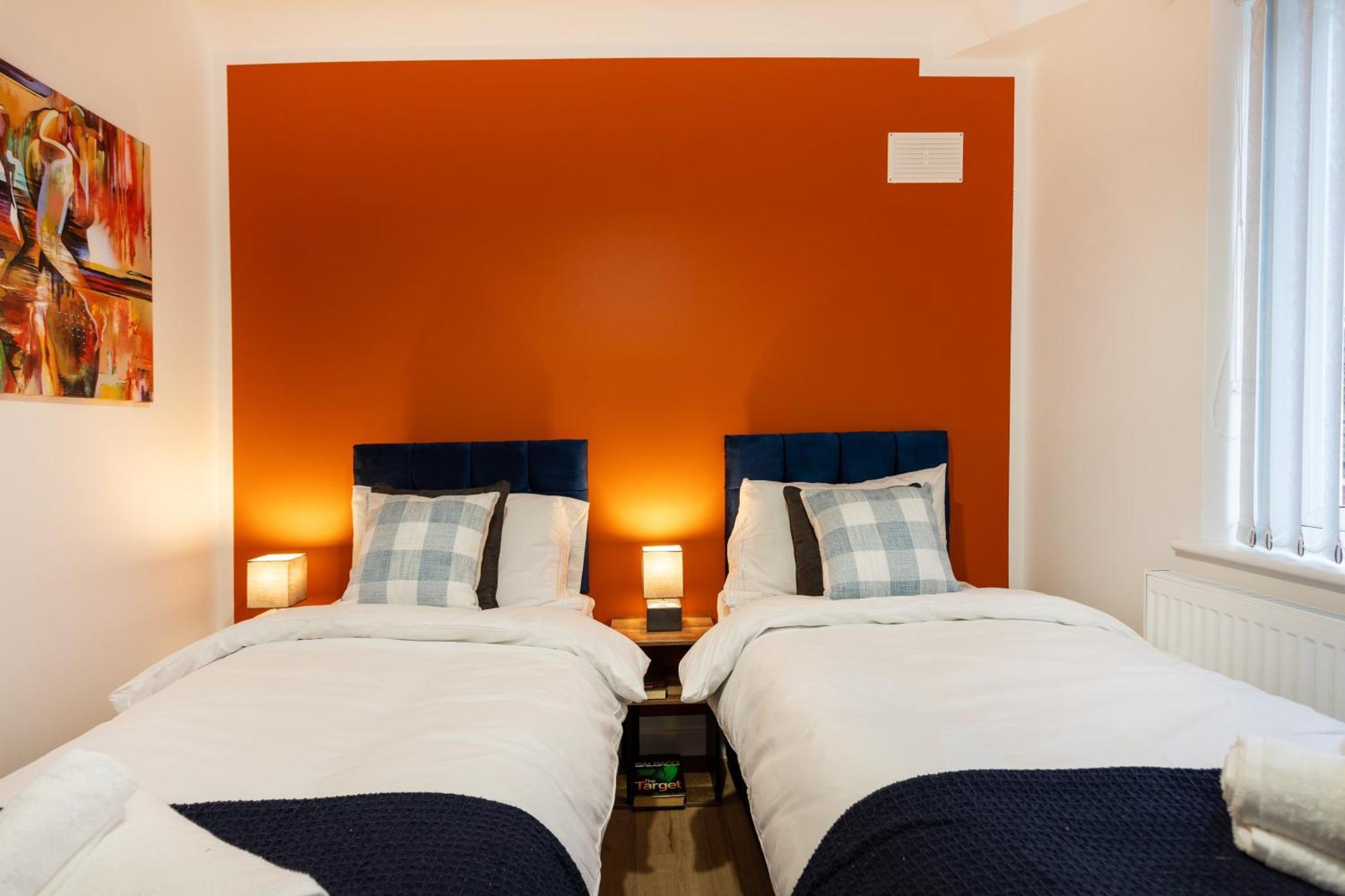 Holiday home Contractors, Corporate Clients, Insurance Clients - Free Wi-Fi, Free Parking, Sleeps 8