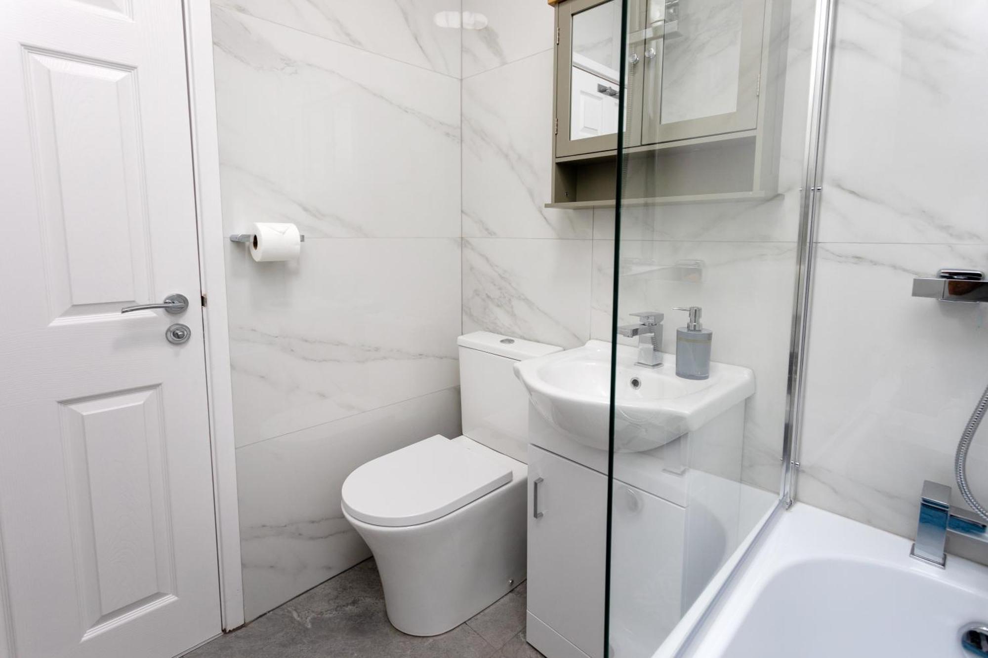 Holiday home Contractors, Corporate Clients, Insurance Clients - Free Wi-Fi, Free Parking, Sleeps 8