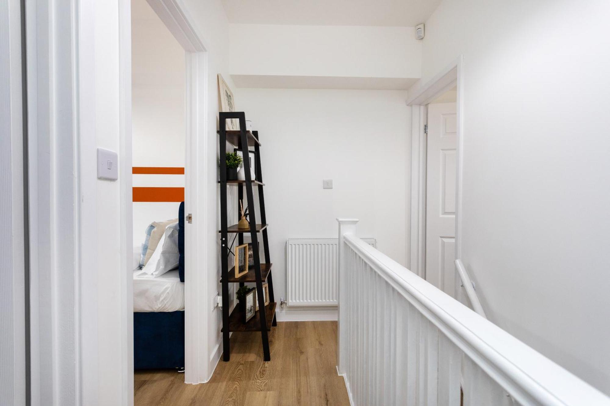 Holiday home Contractors, Corporate Clients, Insurance Clients - Free Wi-Fi, Free Parking, Sleeps 8 *