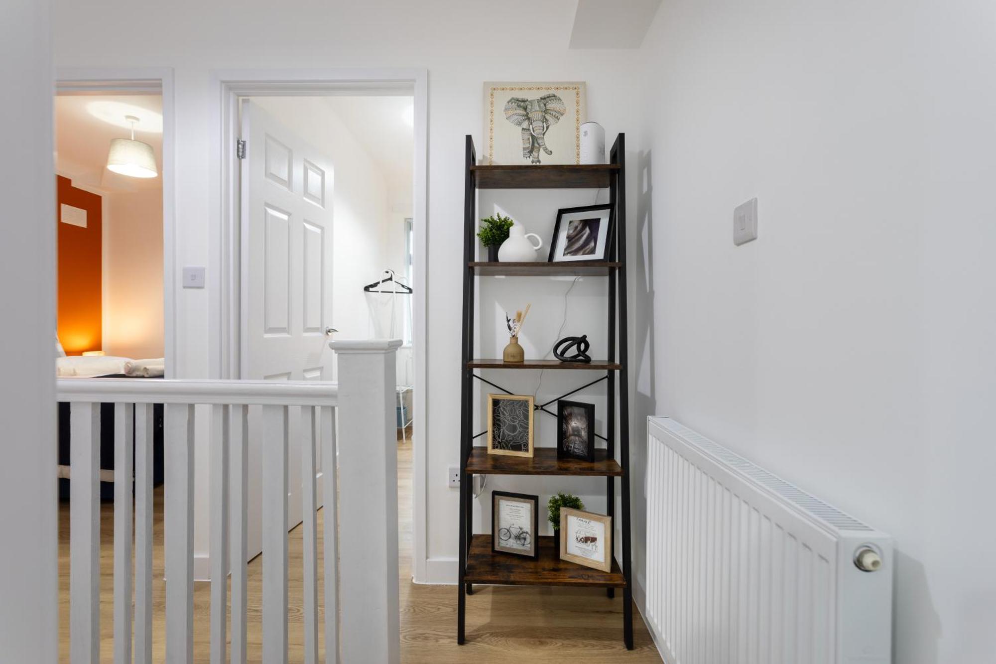 Contractors, Corporate Clients, Insurance Clients - Free Wi-Fi, Free Parking, Sleeps 8 Holiday home *