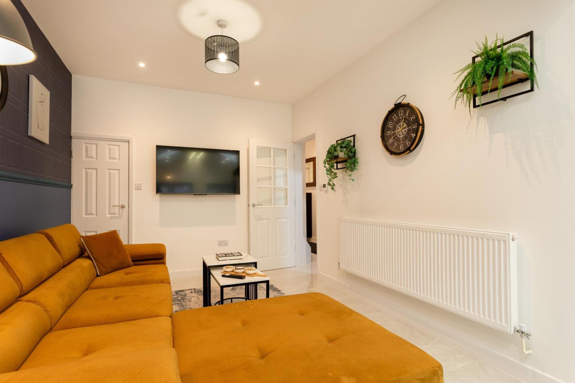 Holiday home Contractors, Corporate Clients, Insurance Clients - Free Wi-Fi, Free Parking, Sleeps 8