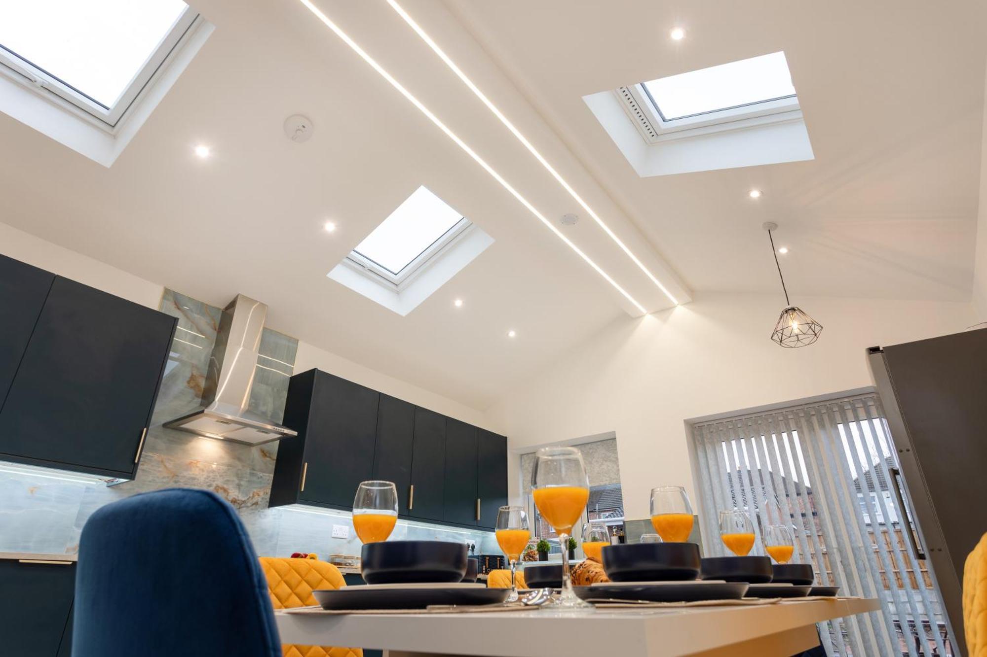 Holiday home Contractors, Corporate Clients, Insurance Clients - Free Wi-Fi, Free Parking, Sleeps 8