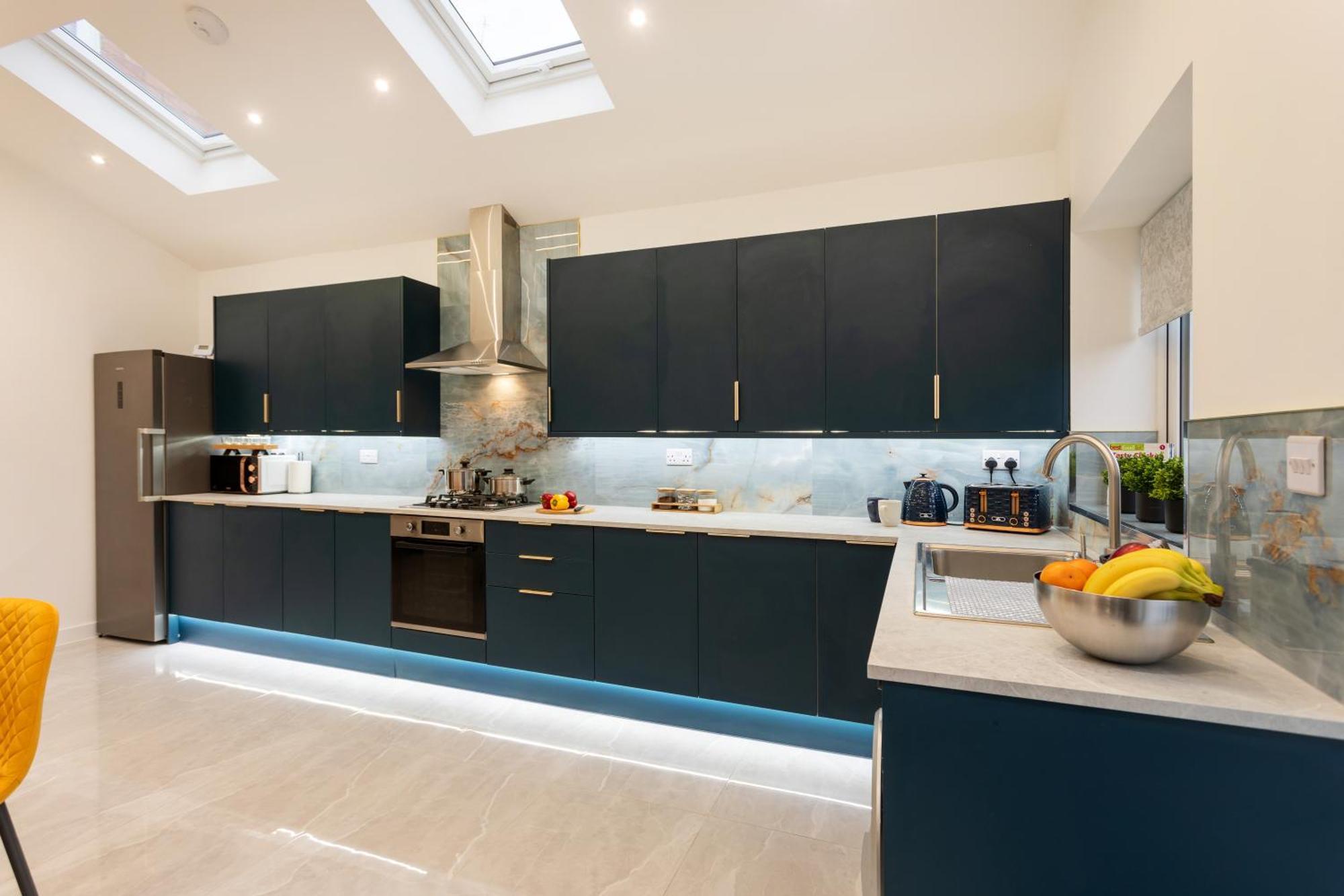 Contractors, Corporate Clients, Insurance Clients - Free Wi-Fi, Free Parking, Sleeps 8 *